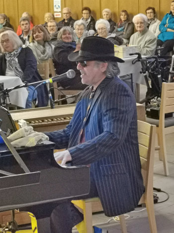 010_23-05_17_PS_singt_Lindenberg_3.jpg