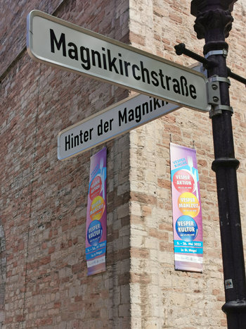 Banner an der St. Magnikirche